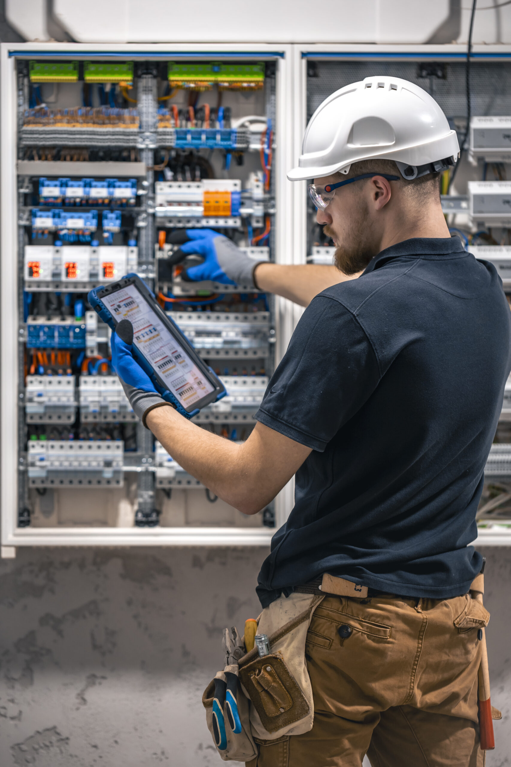 Electrical technician working in a switchboard with fuses, uses a tablet. Electrical technician looking focused while working in a switchboard with fuses. SSUCv3H4sIAAAAAAAACpySwW6DMAyG75P2DijnIgGBju5Vqh1MSMFqmlRJ6DRVffc5CaDsOnHBn+3f/jHP97eiYAM4FOyzeIaIYlRqcd6CR6MJV4eVW6lHaXPysPxY5QAwj+SI3lgElcMBvJg13CRBvSgV8CsmmfPgFydd2GVFArycSCPBXSItfE5xsSVikjooxdghY24ZIttQEv9XZ3r52g1PUoufuHBmxEolIRk5p1J2/fbS3nJrsIxoMlcPI0CFAp4pAd7Bwp++u0WBesqI8XO8y6YkzKK9DVvtZpgy5g6DCl/9QmPkxmdwjsrHjWezBf0F5pbN0cZHT6sqG+k4Iaw5747NBz193fZN1ZzWgnTQGUknrrMJUSyuOOauMGxAJzi1XVdBCU3Ly7aq67Lvu65seNe3cOLHgV/oFq9fAAAA//8DAIlQOhS5AgAA